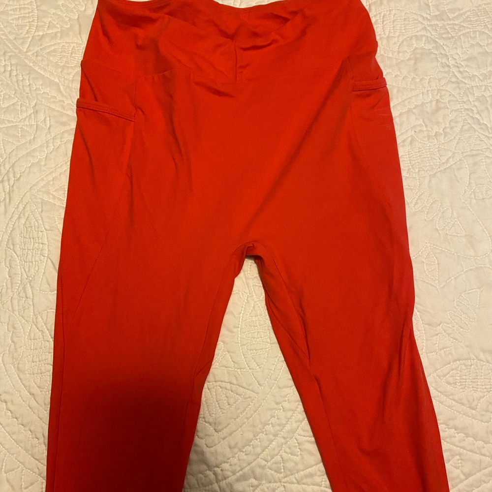 Gym shark colored leggings with scrunch